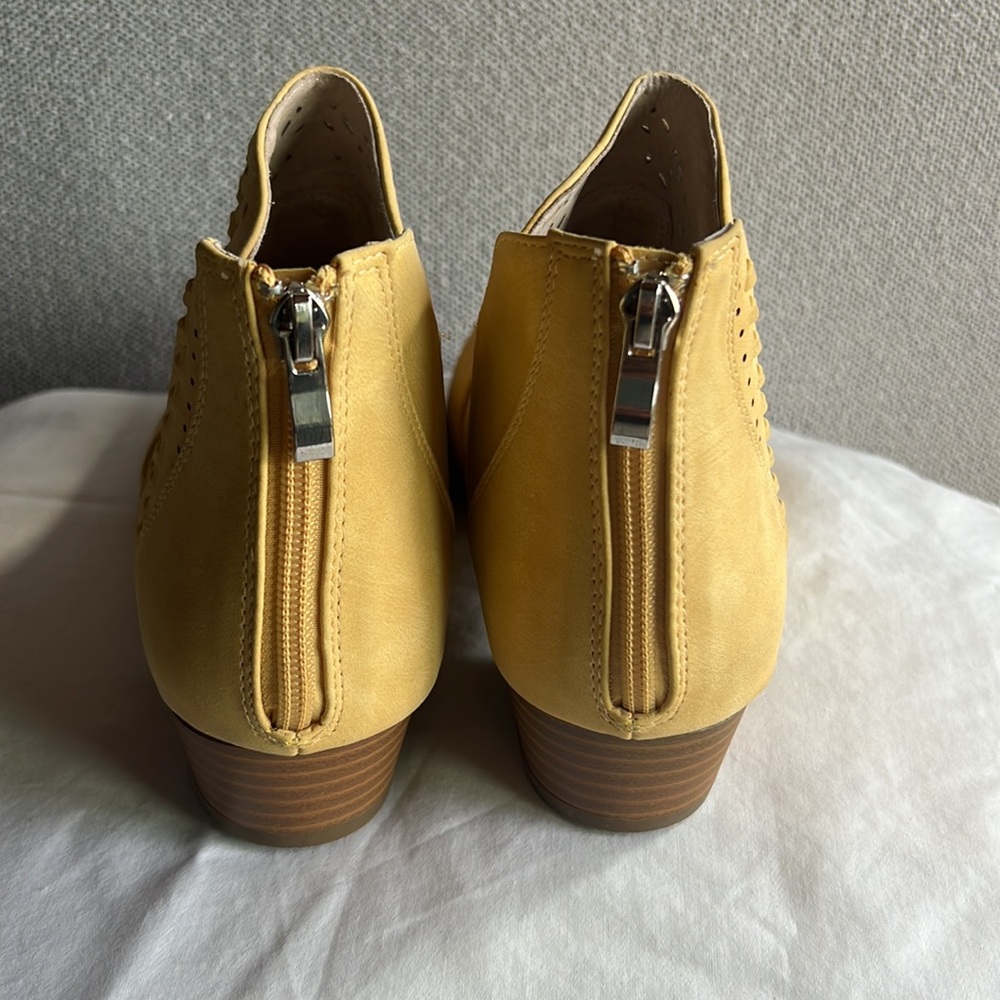 Sobeyo perforated block heel western bootie - butter yellow-size 10 - Picture 6 of 9